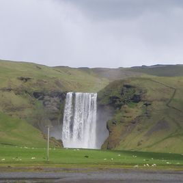 Водопад на главной магистрали Исландии - шоссе 1