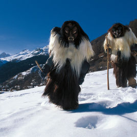 Жители долины Летчен (Loetschen) в кантоне Вале (Valais), одетые в традиционные карнавальные костюмы Руатшегатте (Roitschaeggaetae), недалеко от Киппеля (Kippel).  Костюмы, в которые они одеты, призваны напугать зиму, чтобы  она быстрее ушла 