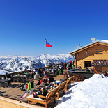 Bergrestaurant Sareiserjoch привлекает посетителей, прежде всего, своей великолепной солнечной террасой с панорамным видом и швейцарской национальной кухней