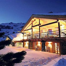 Шале класса «люкс» на швейцарском горнолыжном курорте Вербье с четырьмя спальнями, бассейном, биллиардной комнатой,  спа, спортивном залом и мини-кинотеатром, 17,85 млн фунтов – метр