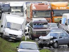 На автобане в Германии в земле Нижняя Саксония столкнулось около 30 автомобилей. В аварии пострадало 13 человек. Ущерб составил более 500 000 евро