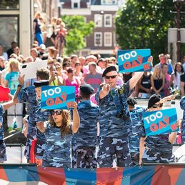 Десятки тысяч человек приняли участие в гей-параде в Амстердаме в минувшие выходные.