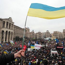 Украинская оппозиция в Киеве продолжает протестовать против власти, требуя отставки президента и правительства.