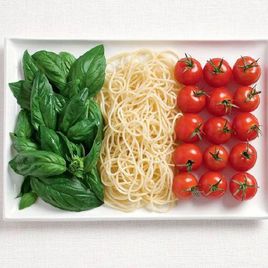 В рамках продвижения кулинарного фестиваля Sydney International Food Festival была разработана серия флагов из национальных продуктов разных стран мира. Флаг Италии. Базилик, паста, томаты