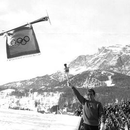 В 1956 в итальянском Кортина д'Ампеццо конькобежец Гвидо Кароли, несший олимпийский огонь  споткнулся о телевизионный кабель и упал! В результате олимпийский огонь погас и его пришлось зажигать заново. Со второго раза Кароли смог донести огонь и зажег его над стадионом.