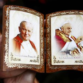 27 апреля в Ватикане прошло грандиозное событие - Папа Франциск провел канонизацию сразу двух предыдущих пап.