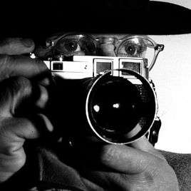 В этом году исполняется 100 лет легендарной «лилипутской камере», которая до сих пор заставляет биться чаще сердца миллионов фотографом со всего мира. От любителей до именитых мэтров. Мы подобрали несколько фотографий знаменитых поклонников камеры Leica