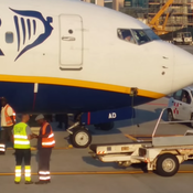 Как сотрудники Ryanair выбрасывают багаж пассажиров