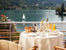 Роскошный Seehotel Überfahrt расположен всего в 60 км от Мюнхена, на берегу красивейшего озера Тегернзее