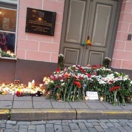 Жители Эстонии весь 1 ноября, объявленный днем траура, несли цветы к посольству РФ в память о жертвах авиакатастрофы A321