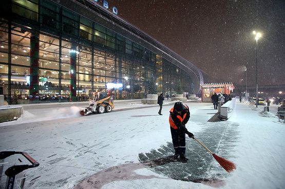 Весенний снег остановил Москву