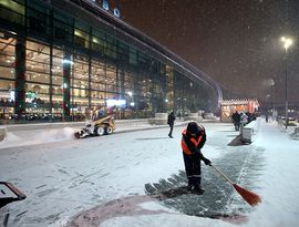 Весенний снег остановил Москву Весенний снег остановил Москву