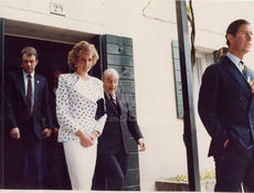 Принцесса Диана и принц Чарльз выходят из отеля Locanda Cipriani в Венеции.
