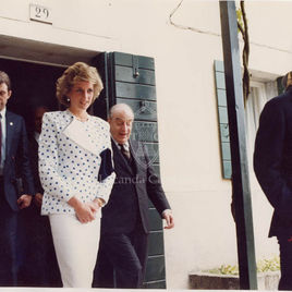 Принцесса Диана и принц Чарльз выходят из отеля Locanda Cipriani в Венеции.