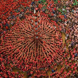 Человеческие башни начали строить группы танцоров еще в Каталонии в 18 веке, именно оттуда пришла традиция этих ежегодных соревнований.
