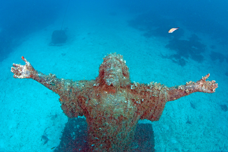 Подводная статуя Иисуса у островов Святого Павла