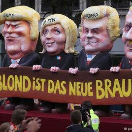 На одной из повозок в одном ряду с Гитлером появились президент США, глава французской праворадикальной партии "Национальный фронт" Марин Ле Пен и лидер голландской ультраправой Партией свободы Герт Вилдерс. Они держат плакат с надписью: "Блонд - новый коричневый".