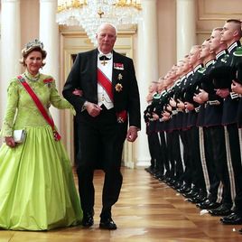 Король Норвегии Харальд и королева Соня прибыли на торжественный ужин, чтобы отпраздновать свой 80-й день рождения.