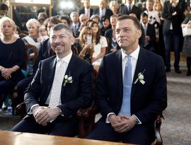 Первый гей-брак в правительстве Первый гей-брак в правительстве
