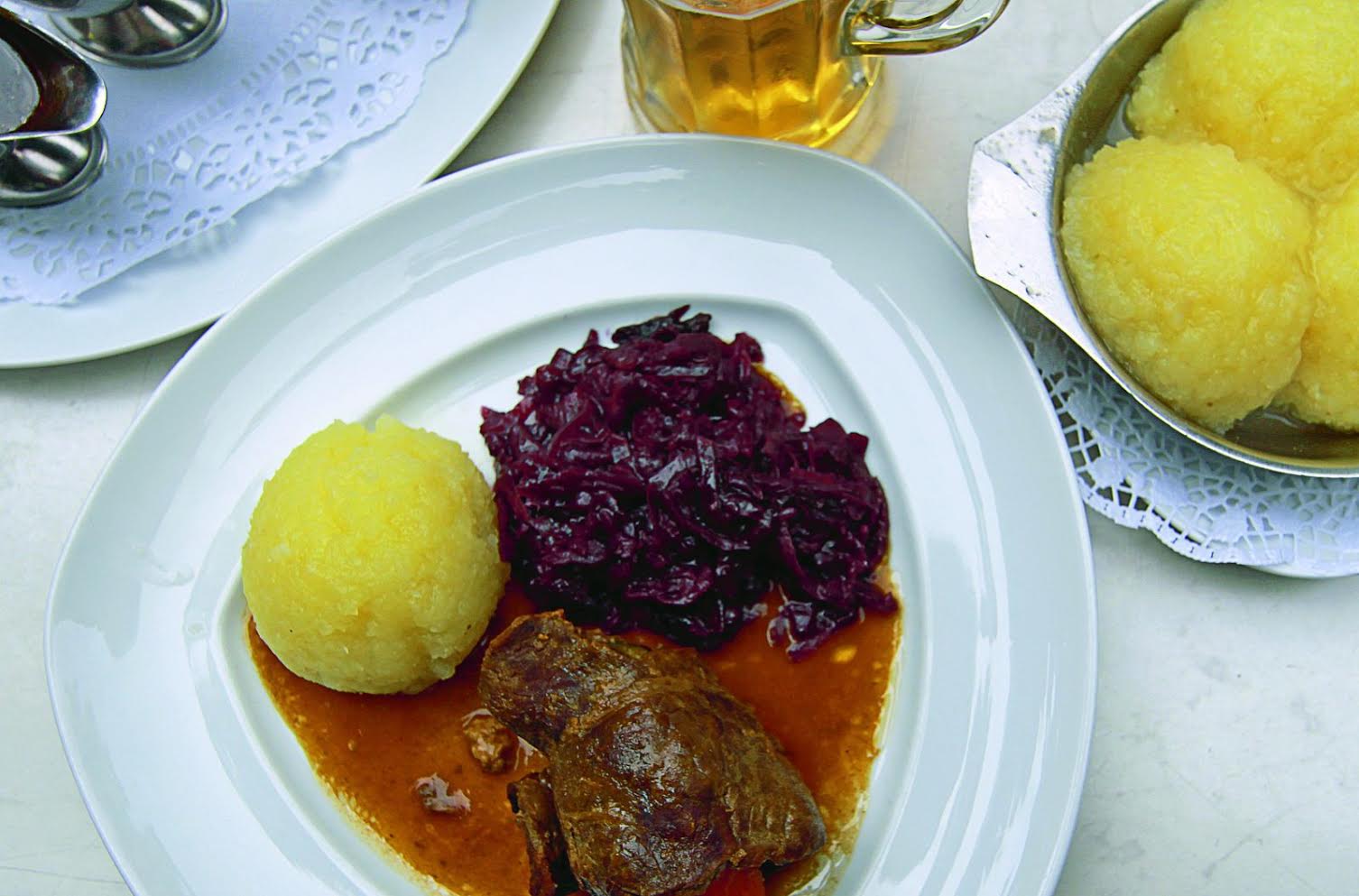 Тюрингская клецка мясным рулетом и красной капустой, фото Thueringer Tourismus GmbH (c), Andreas Weise