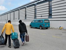 Швейцария меняет статус беженцев