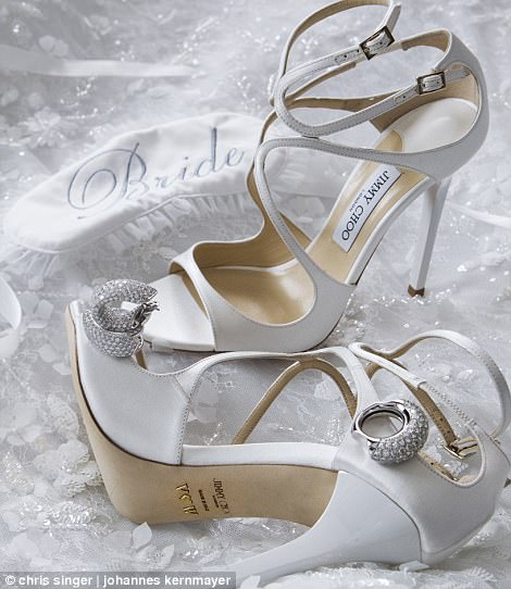 Пара босоножек Jimmy Choo с инициалами невесты