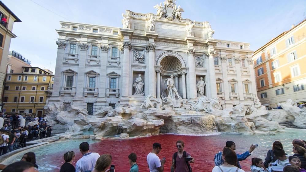Вода в фонтане Треви стала напоминать кровь