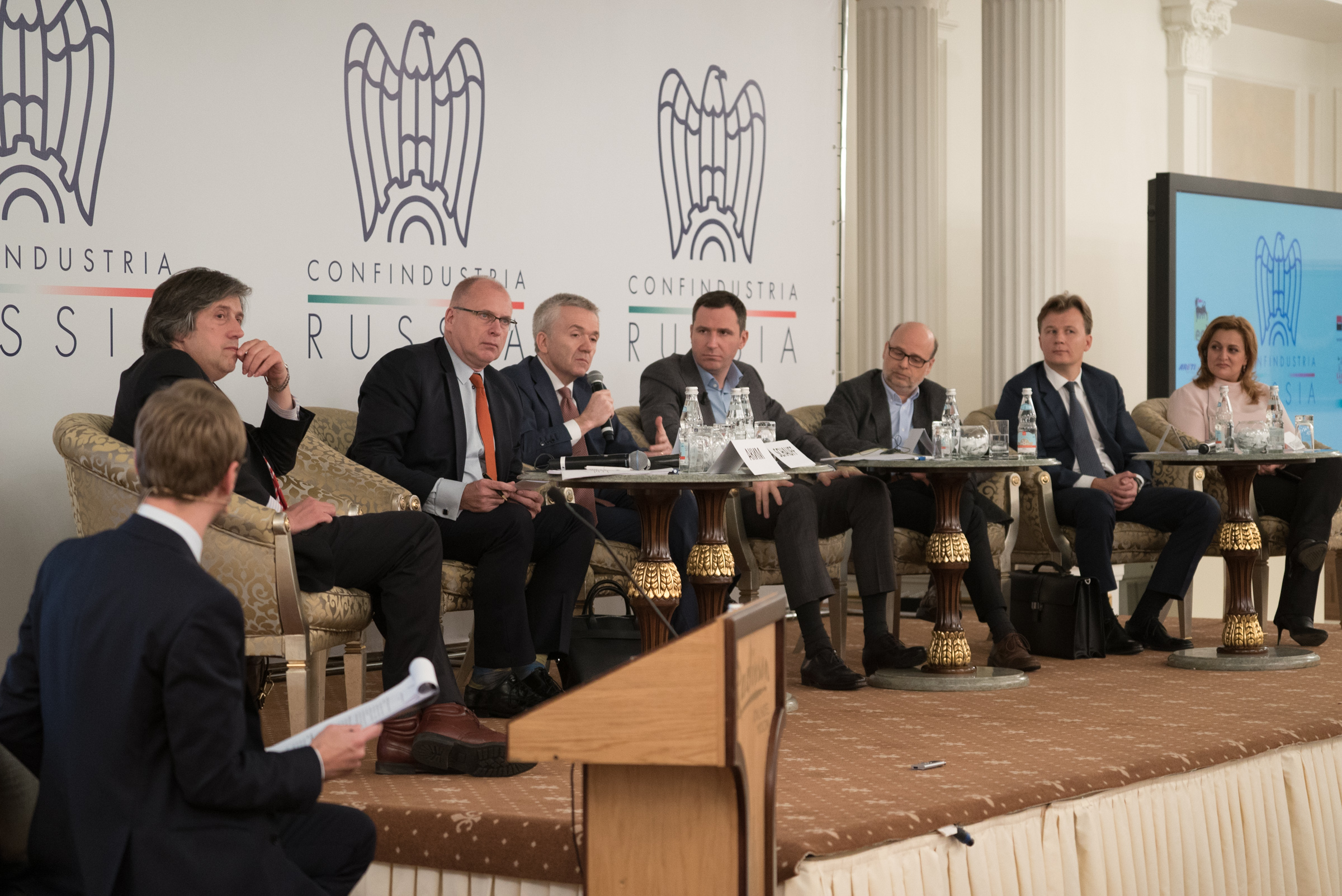На фото: Маттиа Баньоли (модератор, ANSA), Михаил Аким (вице-президент АББ), Фрэнк Шауфф (генеральный директор Ассоциации европейского бизнеса), Эрнесто Ферленги (президент Confindustria Russia), Денис Буцаев (вице-губернатор и министр инвестиций и инноваций Московской Области), Фелиппе Рожер (заместитель генерального директора «Леруа Мерлен»), Илья Поляков (первый заместитель председателя правления «Росбанк»), Нонна Каргаманян (вице-президент «Деловой России»).