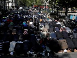 Франция запретит молитвы на улицах