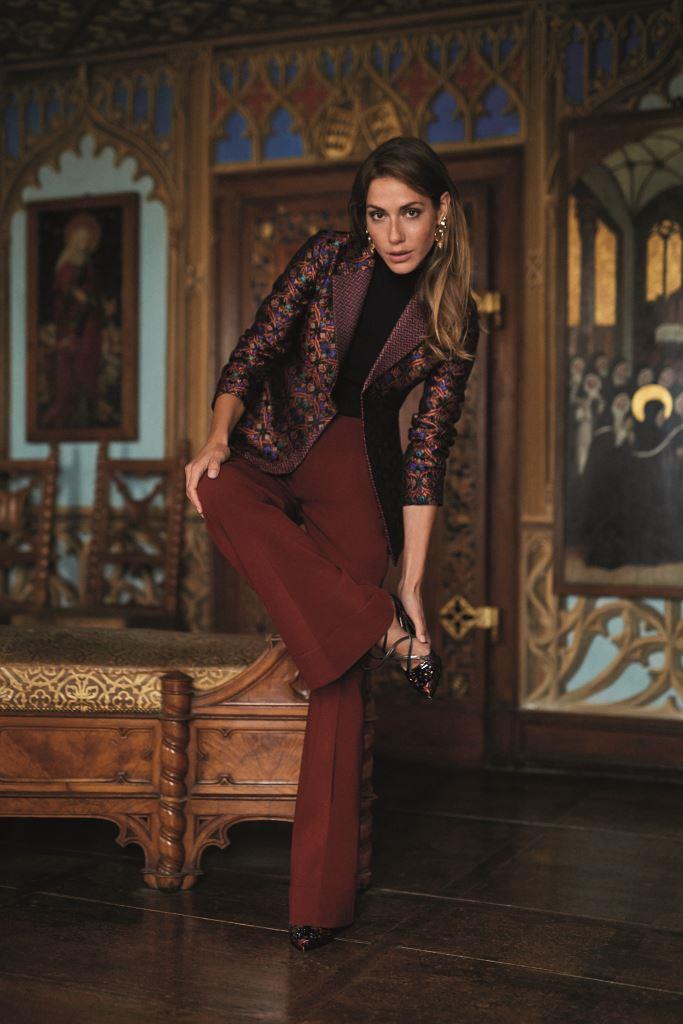 Пиджак Etro €723 (старая цена €1445 ); брюки Etro €268 (старая цена €535 ); туфли Etro €400 (старая цена €800).
