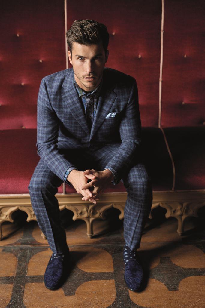 Костюм Etro €898 (старая цена €1795); рубашка Etro €128 (старая цена €255); платок Etro €54 (старая цена €84); лоферы Etro €340 (старая цена €680); носки Etro €21 (старая цена €42 ).