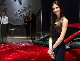 Автосалон против моделей Автосалон против моделей